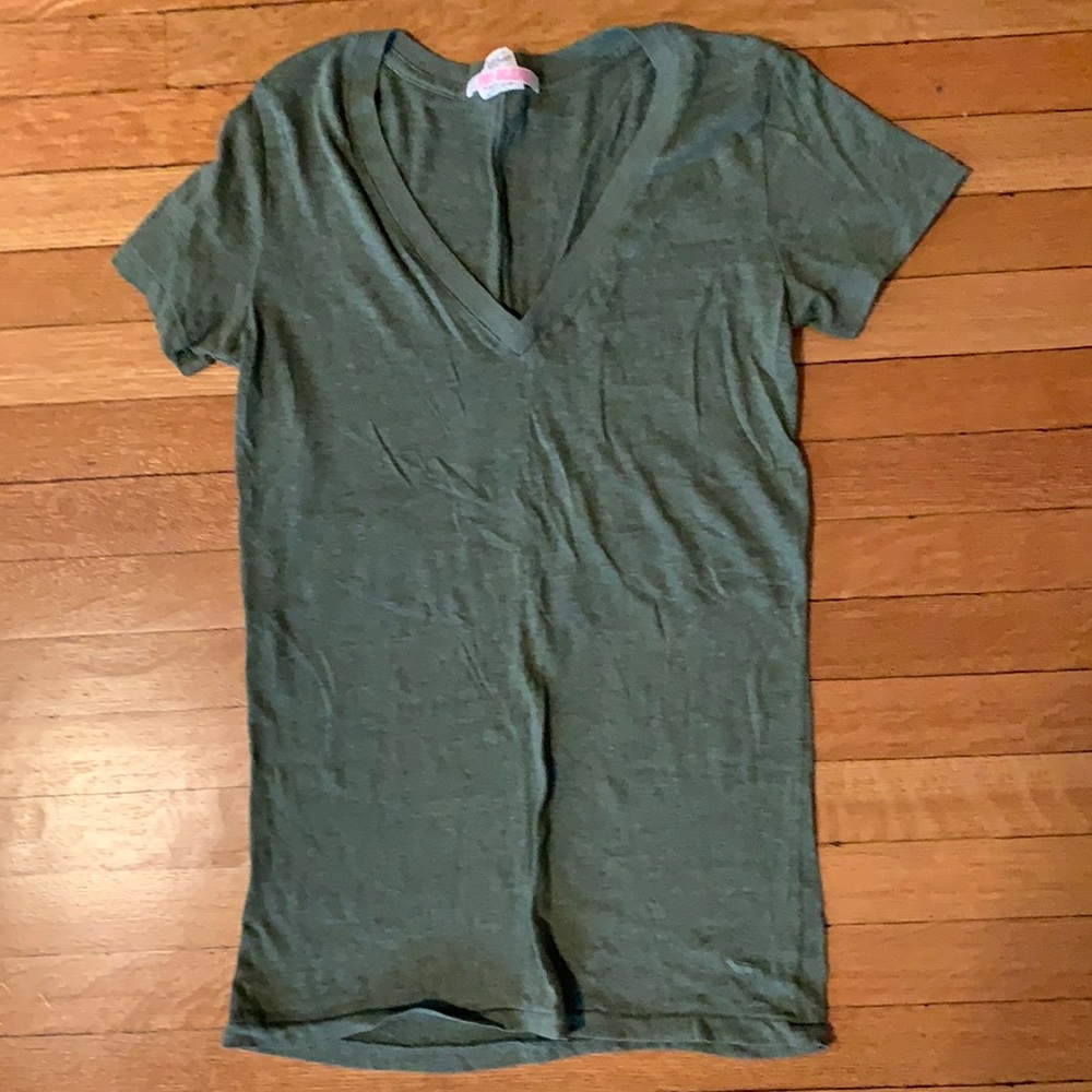VS green V-neck